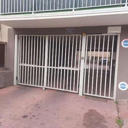 D'anjou - Grand Avec Balcon Et Parking Privatif Διαμέρισμα *